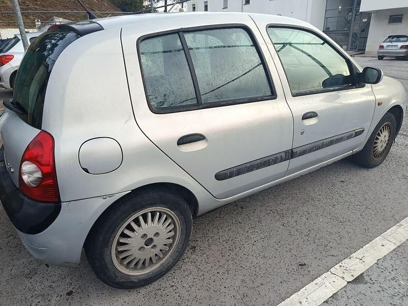 Usado Renault Clio II 75 HP (55 kW) 2002 Sedan