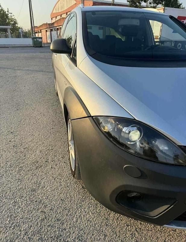 Usado Seat Altea 105 HP (77 kW) 2010 Cinzento Citadino