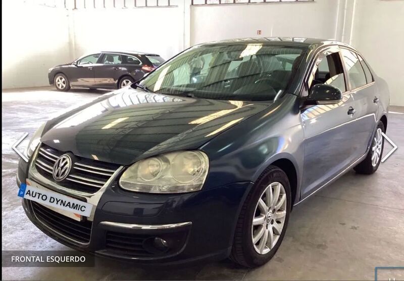 Azul Usado 2010 VW Jetta Sedan | € 6.750 (Preço justo) - Imagem 1/4