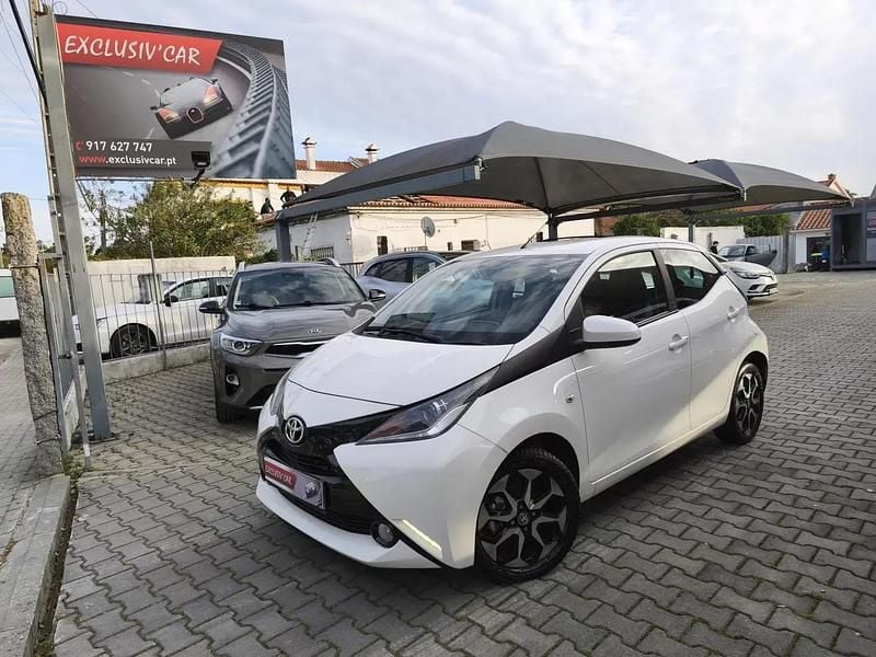 Usado Toyota Aygo X-play 69 HP (50 kW) 2018 Branco Citadino