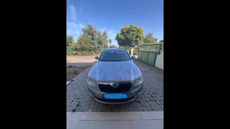 Cinzento Usado 2010 Skoda Superb Carrinha | € 7.500 - Imagem 1/4