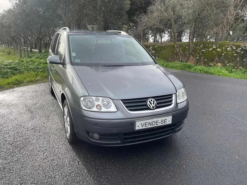 Usado VW Touran 140 HP (102 kW) 2004 Cinzento Monovolume
