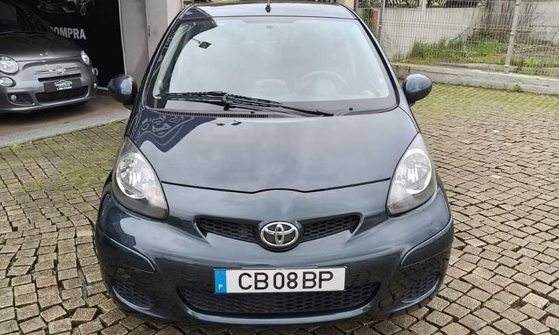 Usado Toyota Aygo 68 HP (50 kW) 2011 Cinzento Citadino