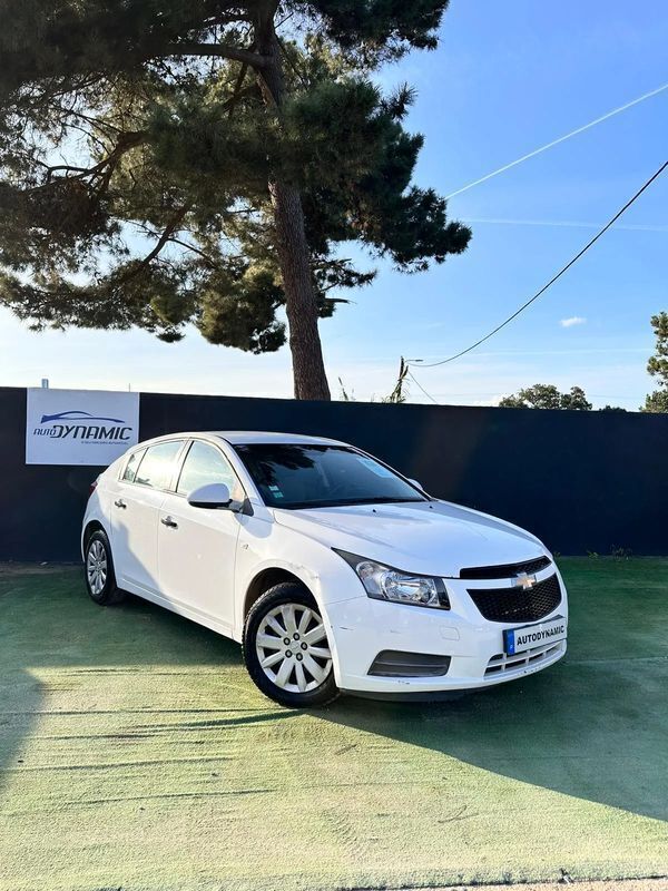 Branco Usado 2012 Chevrolet Cruze LS Sedan | € 10.000 - Imagem 1/4