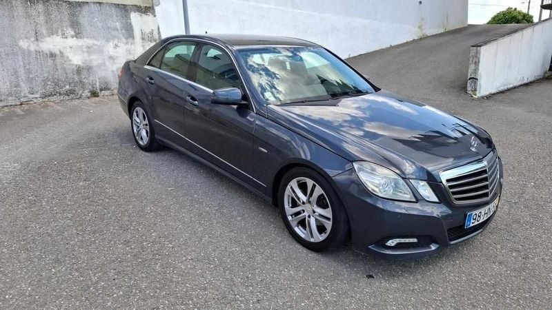 Cinzento Usado 2009 Mercedes E220 Sedan | € 10.500 (Preço justo) - Imagem 1/4
