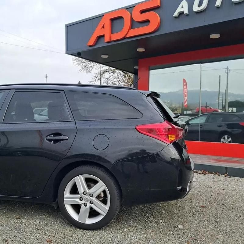Usado Toyota Auris Touring Sports Active 90 HP (66 kW) 2015 Preto Carrinha