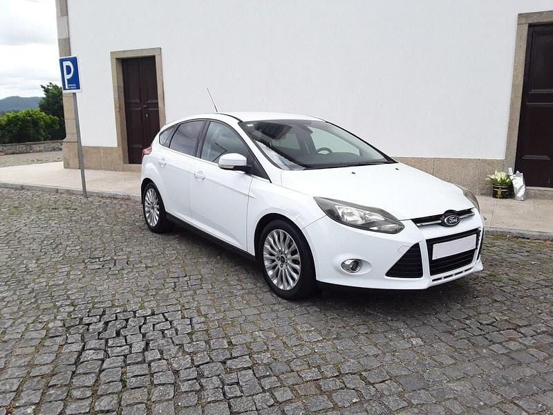 Branco Usado 2012 Ford Focus Trend Sedan | € 8.600 (Preço justo) - Imagem 1/4