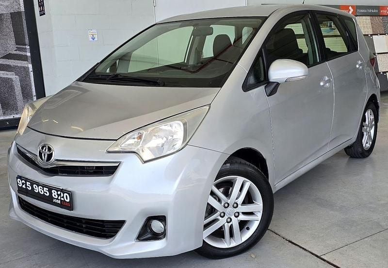 Cinzento Usado 2013 Toyota Verso-S Monovolume | € 8.250 - Imagem 1/4