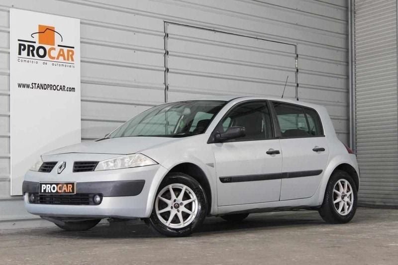 Cinzento Usado 2003 Renault Mégane II Authentique Citadino | € 1.750 (Bom preço) - Imagem 1/4