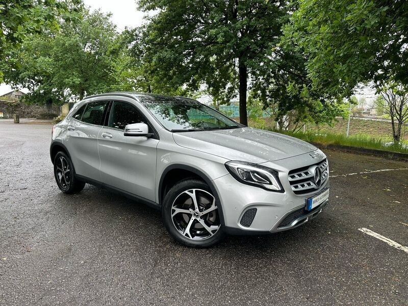 Cinza Usado 2017 Mercedes GLA220 Edition SUV | € 24.990 - Imagem 1/4