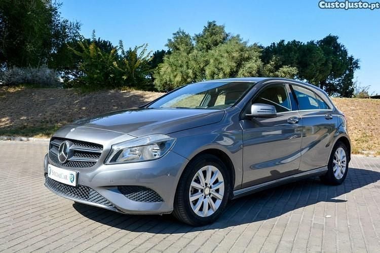 Cinza Usado 2017 Mercedes A180 Style Citadino | € 17.450 (Preço justo) - Imagem 1/1
