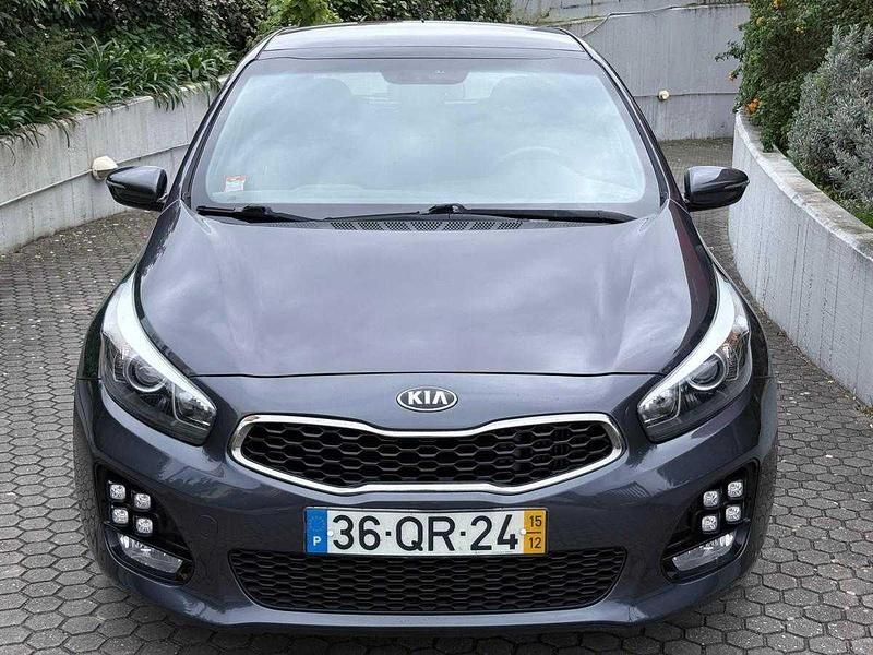 Usado Kia Ceed 136 HP (100 kW) 2015 Cinzento Citadino