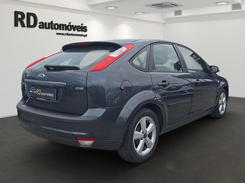 Usado Ford Focus 90 HP (66 kW) 2007 Cinzento