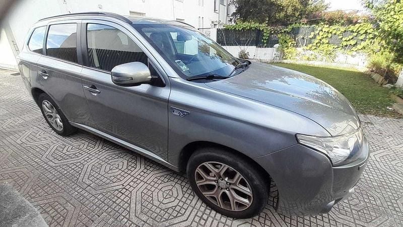 Usado 2014 Mitsubishi Outlander P-HEV Instyle Sedan | € 13.000 - Imagem 1/4