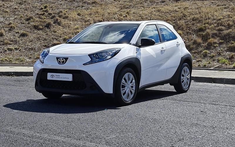 Branco (sólida) Usado 2024 Toyota Aygo X-play Citadino | € 17.750 (Preço elevado) - Imagem 1/4