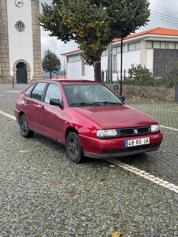 Usado Seat Cordoba 50 HP (36 kW) 1997 Vermelho Sedan
