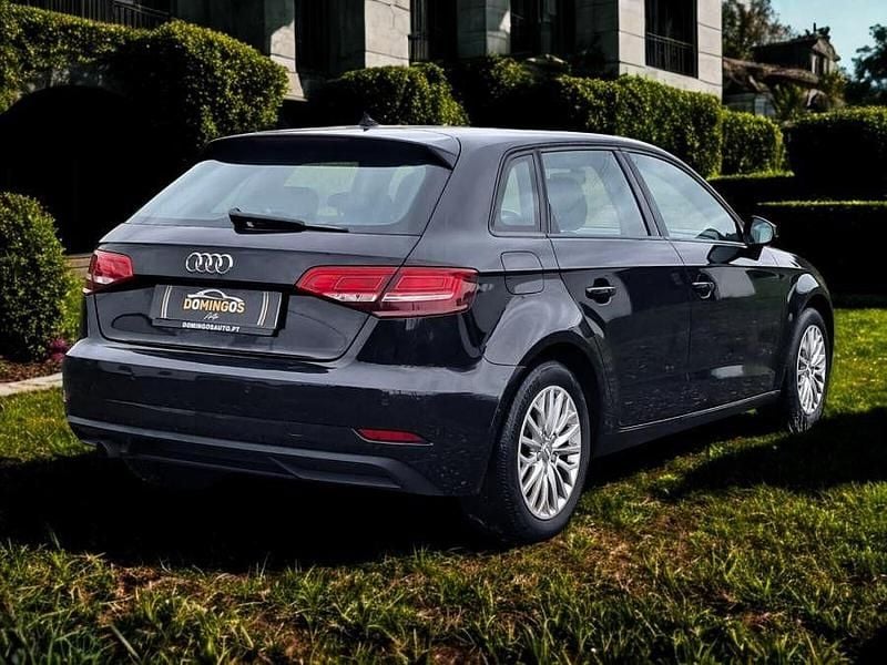 Usado Audi A3 110 HP (80 kW) 2017 Preto Sedan