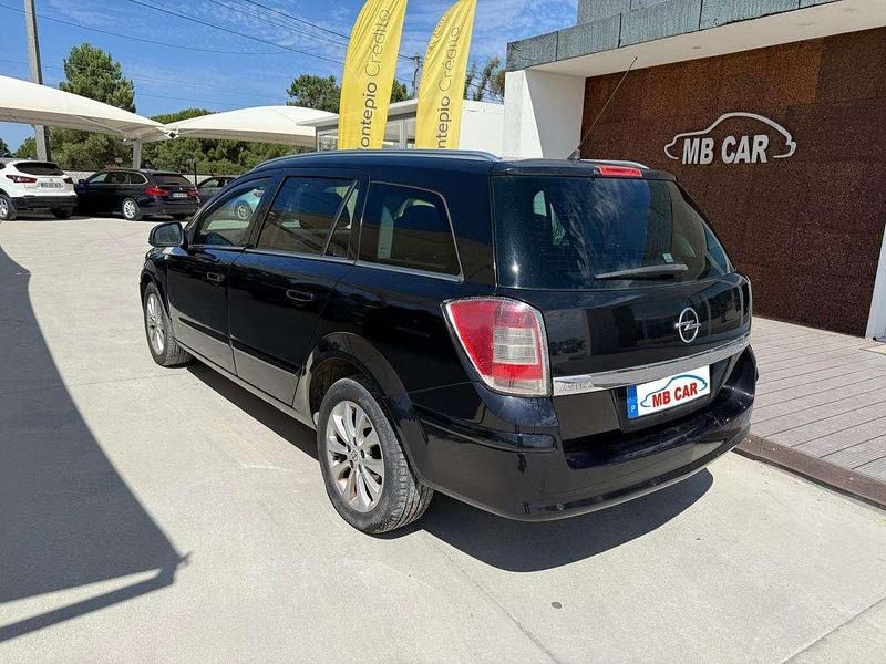 Usado Opel Astra 110 HP (80 kW) 2009 Preto