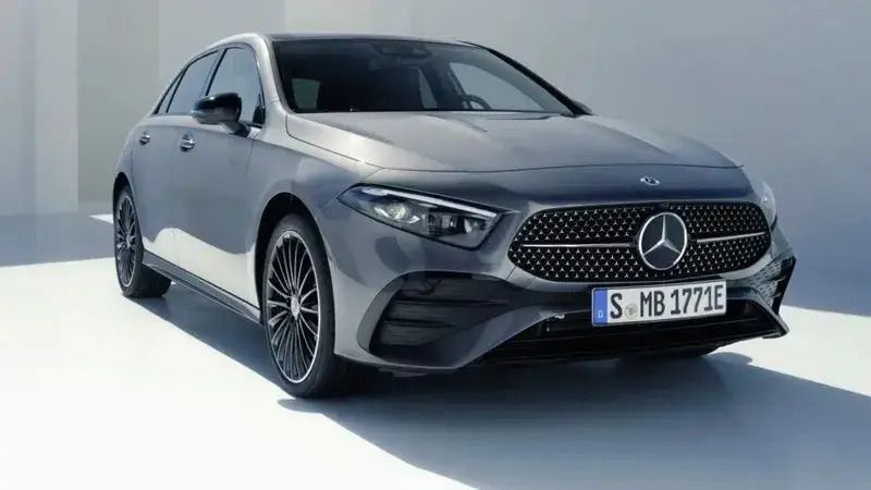 Azul Usado 2023 Mercedes 180 AMG Sedan | € 40.000 - Imagem 1/1