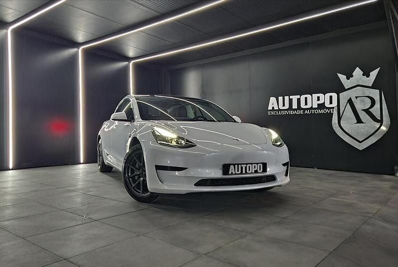 Branco Usado 2021 Tesla Model 3 Sedan | € 37.900 - Imagem 1/4