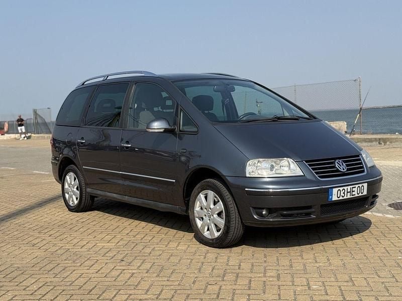 Cinza Usado 2009 VW Sharan Freestyle Monovolume | € 7.900 - Imagem 1/4