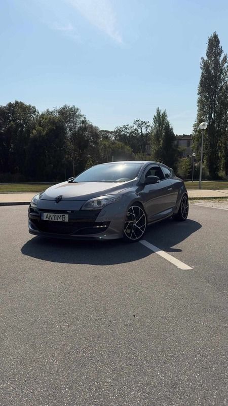 Cinzento Usado 2012 Renault Mégane Coupé R.S. Coupé | € 22.500 - Imagem 1/4