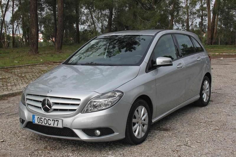 Cinzento Usado 2013 Mercedes B180 Monovolume | € 12.500 (Bom preço) - Imagem 1/4