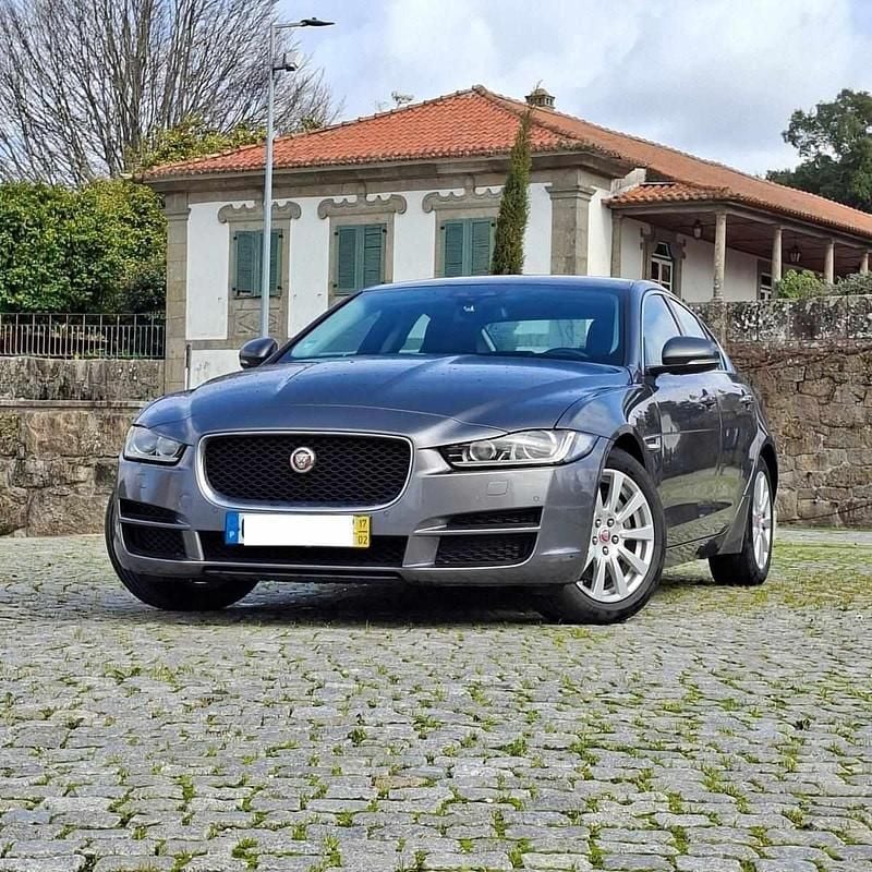 Usado Jaguar XE 180 HP (132 kW) 2017 Cinzento Sedan