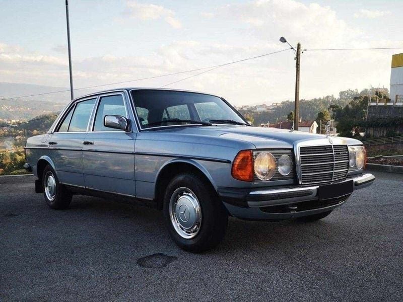 Usado Mercedes W115 107 HP (78 kW) 1982 Cinzento