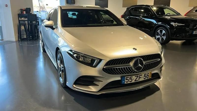 Cinzento Usado 2019 Mercedes A200 AMG Citadino | € 24.900 (Preço justo) - Imagem 1/4