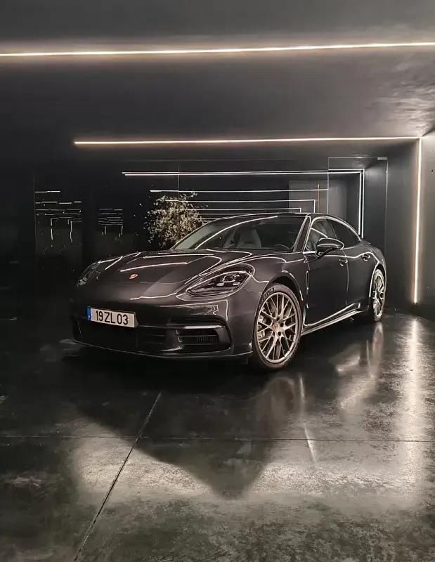 Cinzento Usado 2019 Porsche Panamera 4 Sedan | € 62.750 (Super Preço) - Imagem 1/4