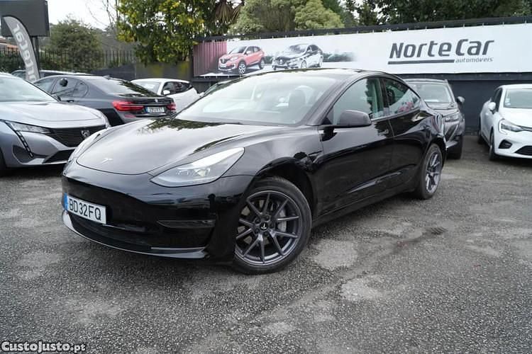 Branco Usado 2023 Tesla Model 3 Sedan | € 30.950 (Preço justo) - Imagem 1/1