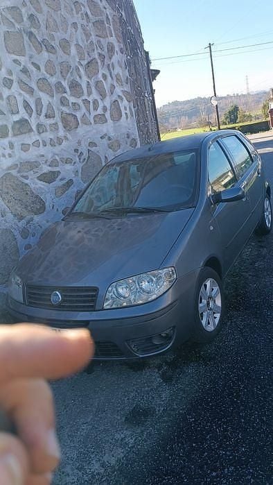 Usado 2004 Fiat Punto Sedan | € 1.900 (Preço justo) - Imagem 1/4