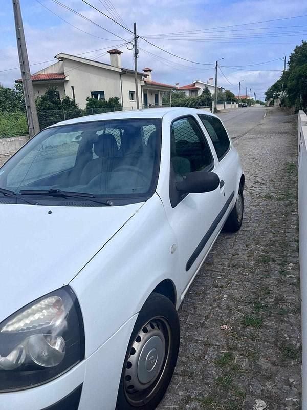 Branco Usado 2005 Renault Clio II Citadino | € 2.250 (Bom preço) - Imagem 1/4