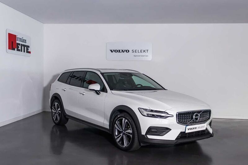 Branco gelo 614 Usado 2022 Volvo V60 CC Pro Carrinha | € 49.900 - Imagem 1/4