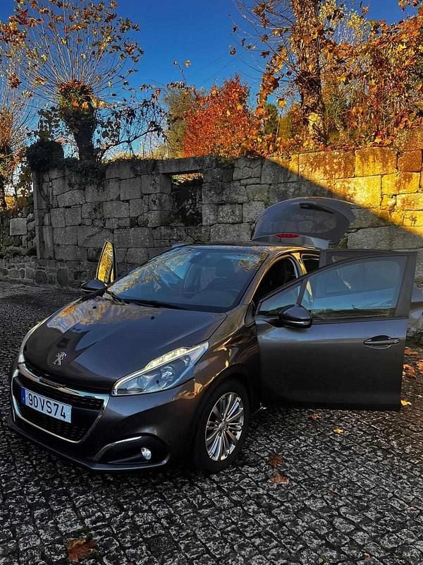 Cinzento Usado 2018 Peugeot 208 Citadino | € 9.000 (Bom preço) - Imagem 1/4