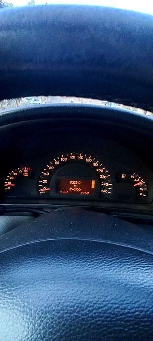 Usado Mercedes C220 Elegance 140 HP (102 kW) 2002 Sedan