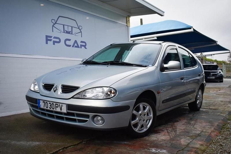 Cinzento Usado 2000 Renault Mégane | € 1.950 (Preço justo) - Imagem 1/4