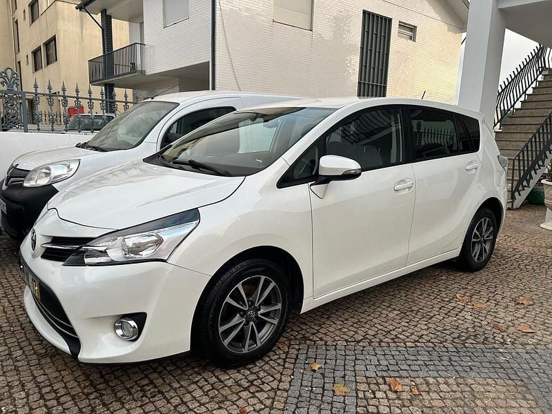 Branco Usado 2013 Toyota Verso Comfort Monovolume | € 12.900 - Imagem 1/4