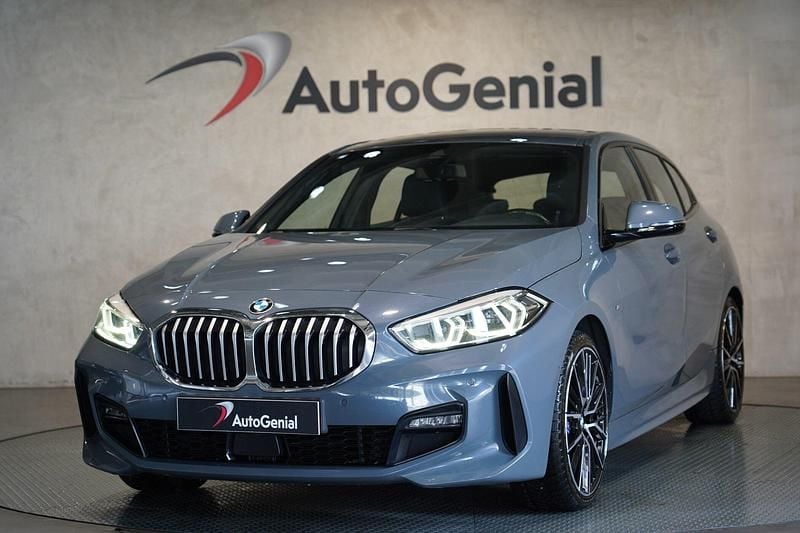 Cinza Usado 2021 BMW 118 Executive Citadino | € 24.990 (Caro) - Imagem 1/4