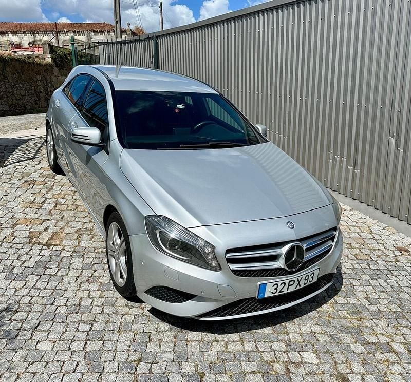 Cinza Usado 2014 Mercedes A180 Urban | € 14.750 - Imagem 1/4
