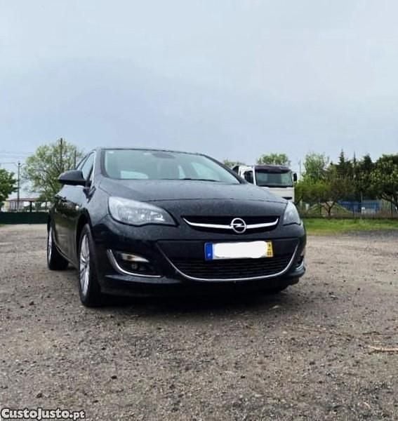 Usado Opel Astra Cosmo 110 HP (80 kW) 2015 Preto Citadino