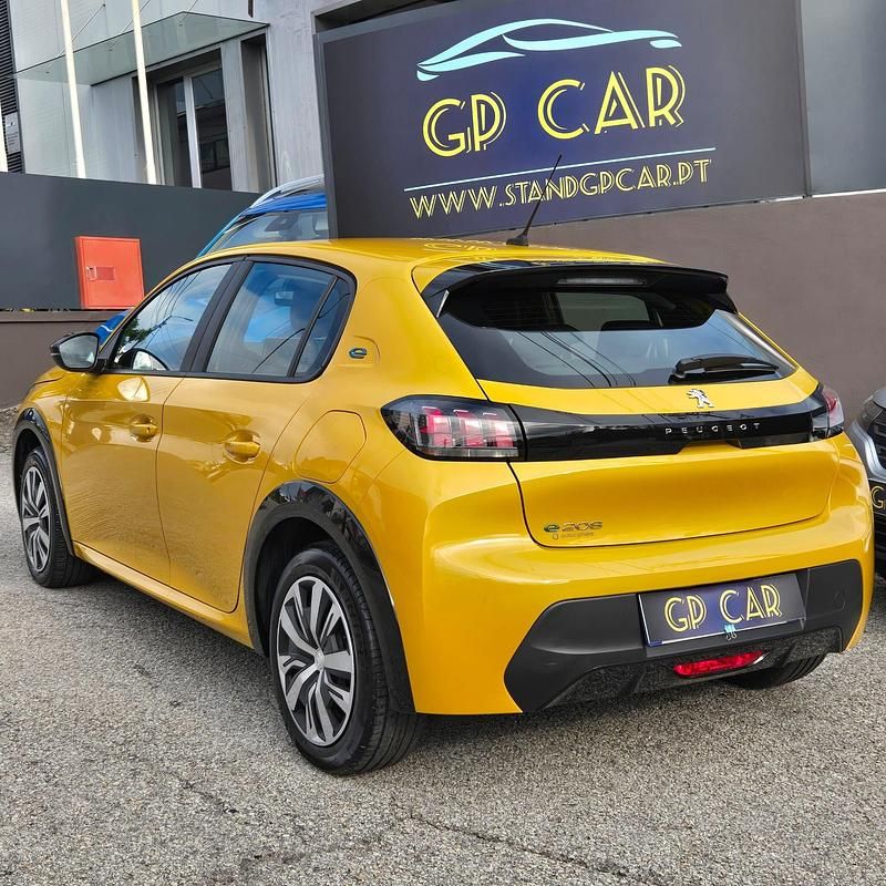 Usado Peugeot e-208 Active 100 kW (136 HP) 2023 Amarelo Citadino
