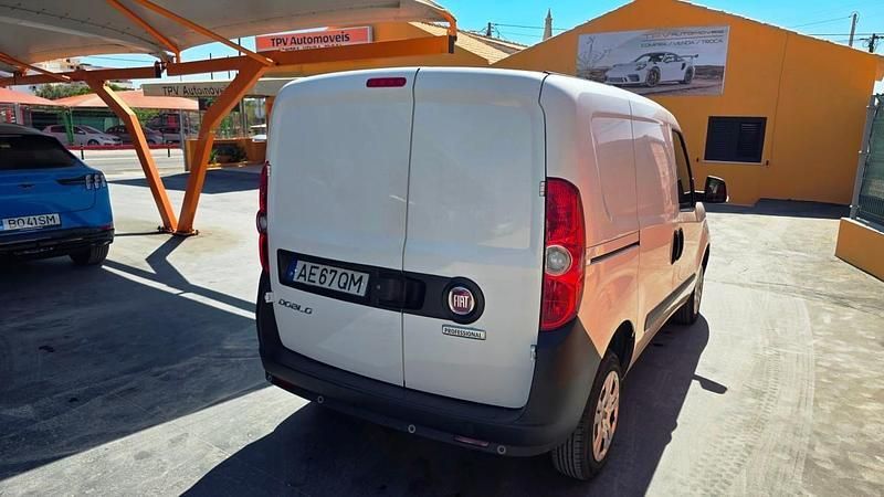 Usado Fiat Doblò Easy 95 HP (69 kW) 2020 Branco Monovolume