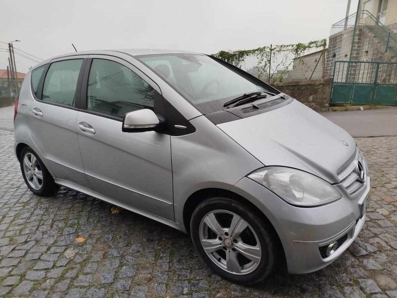 Cinzento Usado 2010 Mercedes A180 Citadino | € 7.900 (Preço justo) - Imagem 1/4
