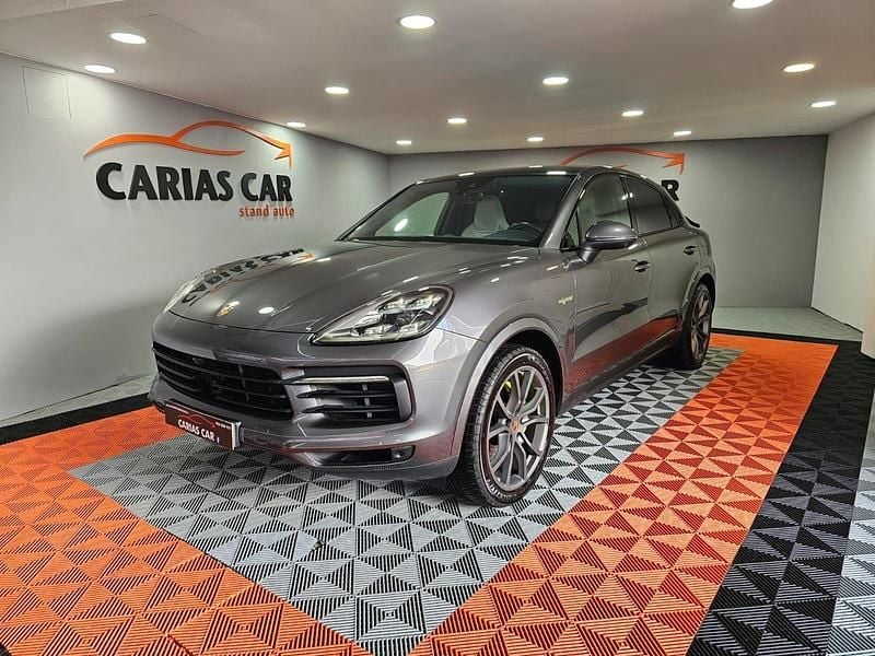 Cinza Usado 2022 Porsche Cayenne Platinum Edition SUV | € 88.990 - Imagem 1/4
