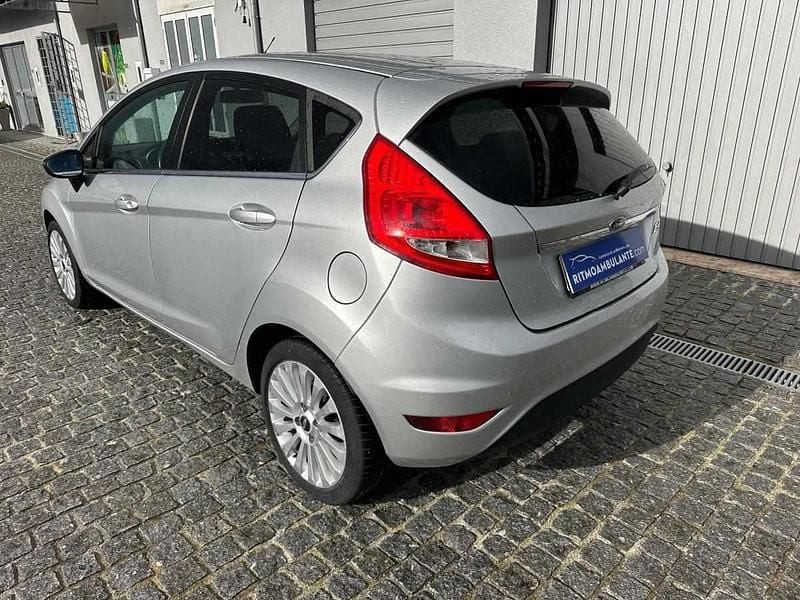 Usado Ford Fiesta Titanium 82 HP (60 kW) 2009 Cinzento Citadino
