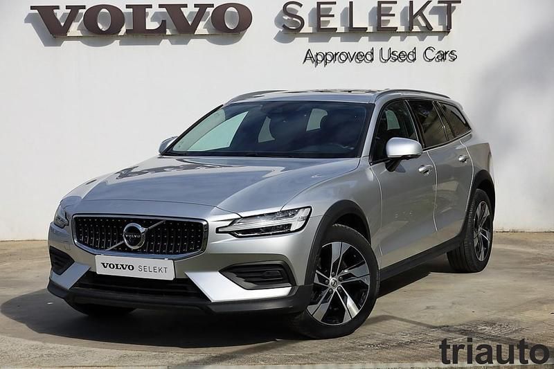 Pine grey Usado 2020 Volvo V60 CC Momentum Carrinha | € 38.300 - Imagem 1/4