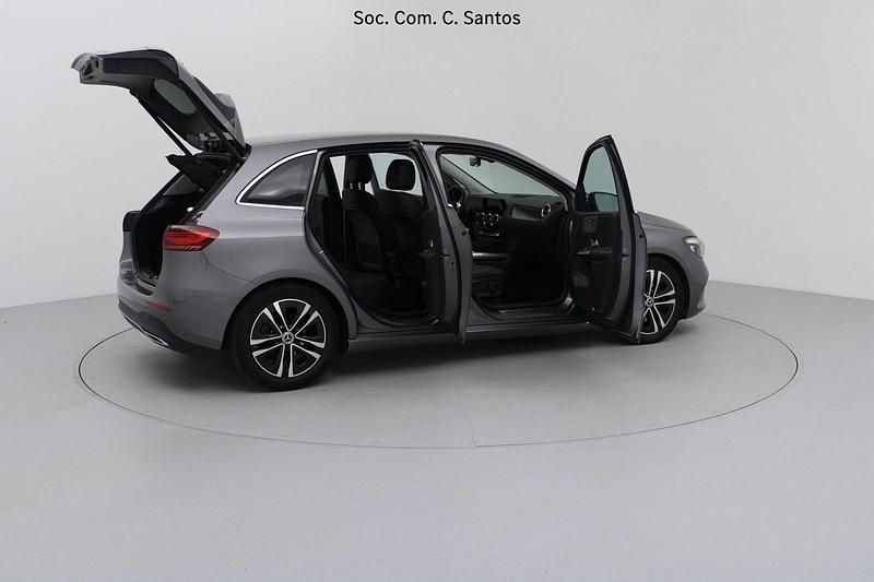 Usado Mercedes B180 Advanced 116 HP (85 kW) 2024 Cinza Monovolume