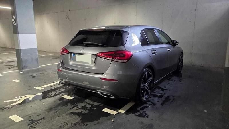 Usado Mercedes A180 116 HP (85 kW) 2018 Cinzento Citadino